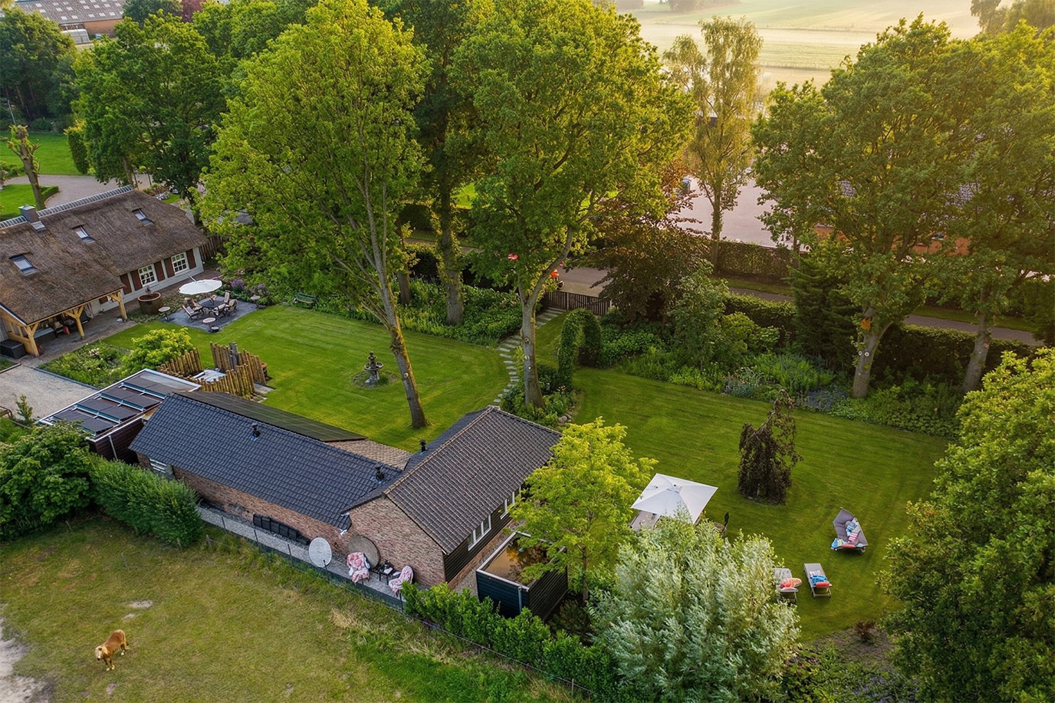 Luchtfoto van een landelijke bed and breakfast met grote tuin en groen landschap in Brabant
